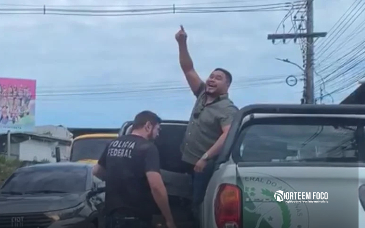 Candidato é preso após jogar dinheiro para a população em praça pública