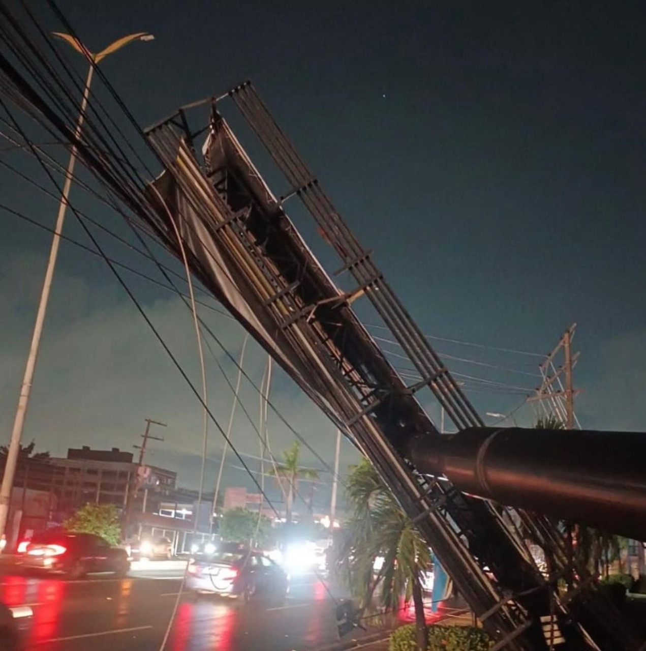 Outdoor tomba, derruba fios e causa apagão em bairros de Manaus