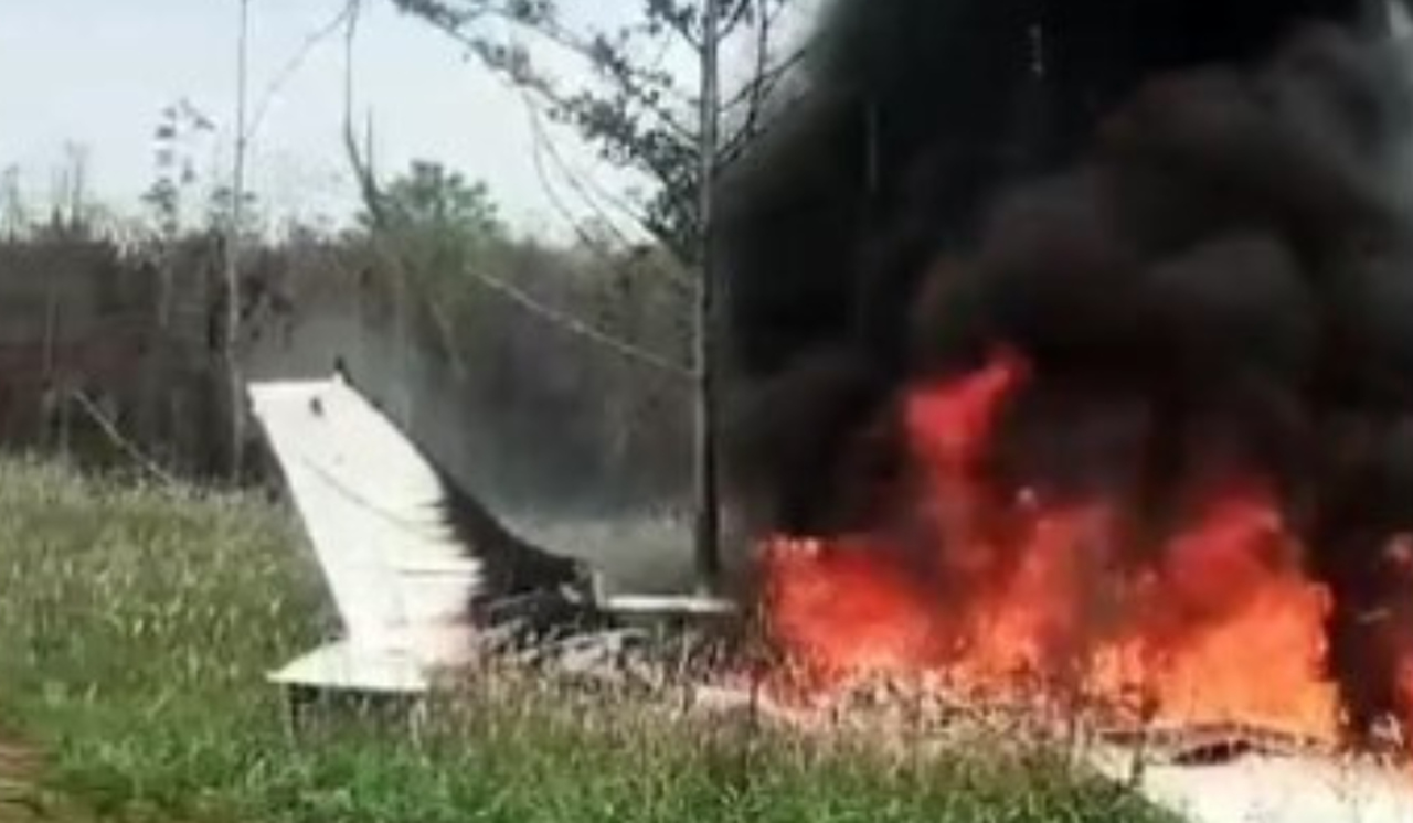 avião de pequeno porte cai e pega fogo em Lábrea, no AM; veja vídeo