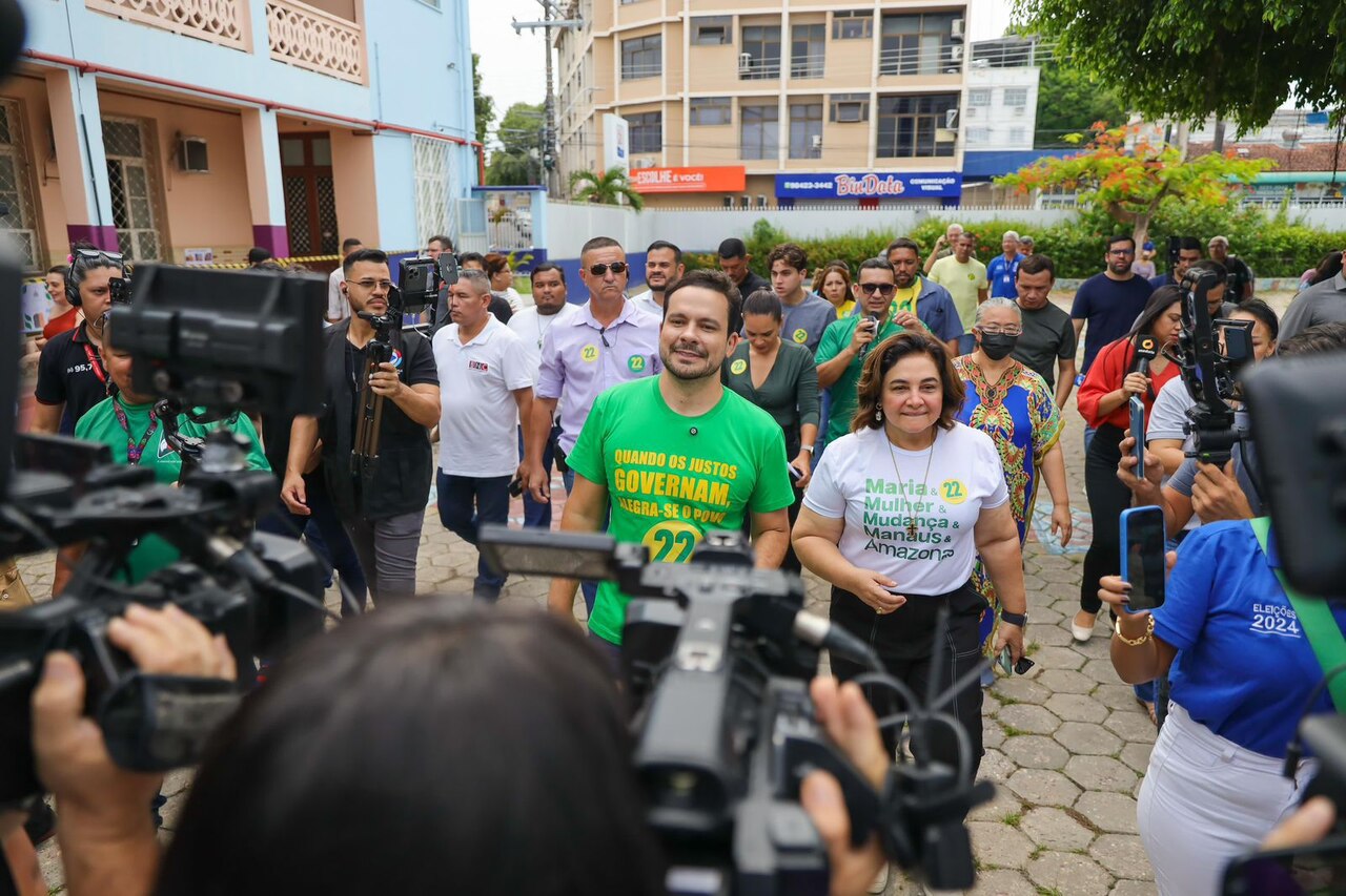 Alberto Neto vota acompanhado de sua vice Maria do Carmo, em Manaus