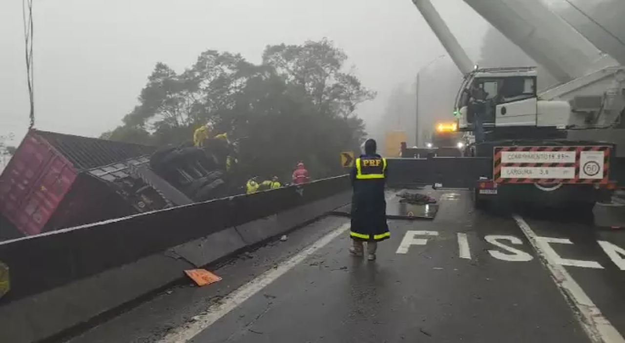 Carreta tomba sobre van que transportava atletas e deixa 9 mortos no Paraná