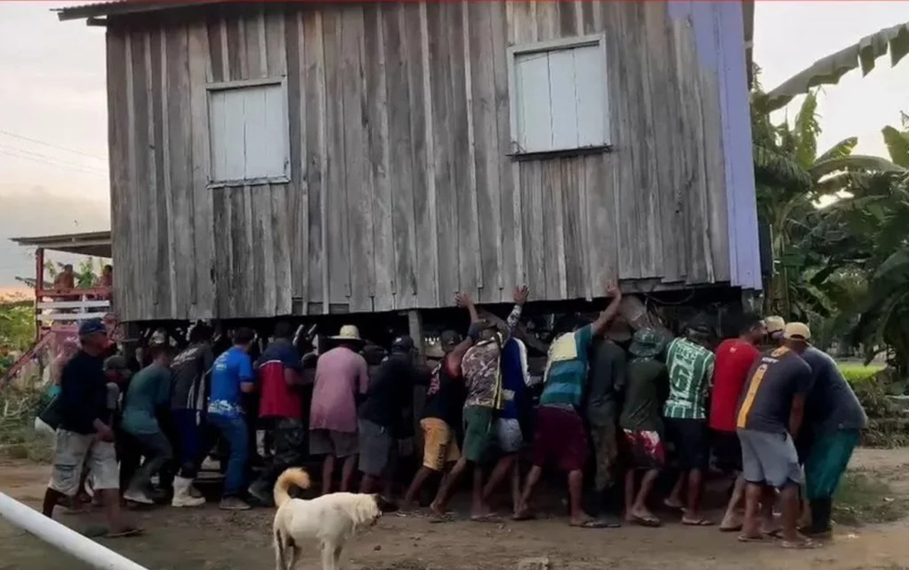 Moradores ‘carregam’ casas de área de risco por deslizamentos no Amazonas