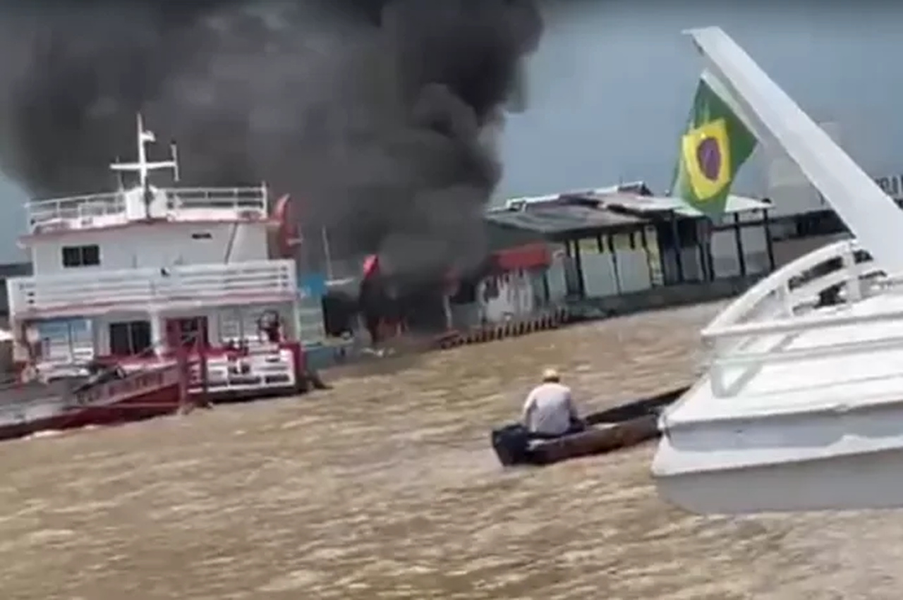 posto de combustível flutuante pega fogo no interior do AM; veja vídeo