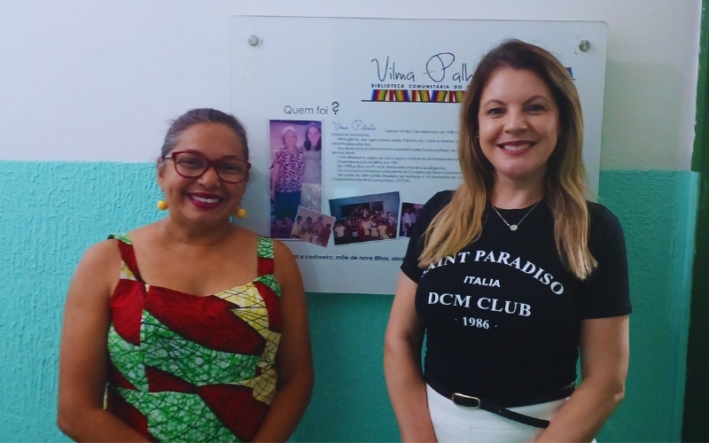 Professoras da UEA realizam aula em biblioteca comunitária