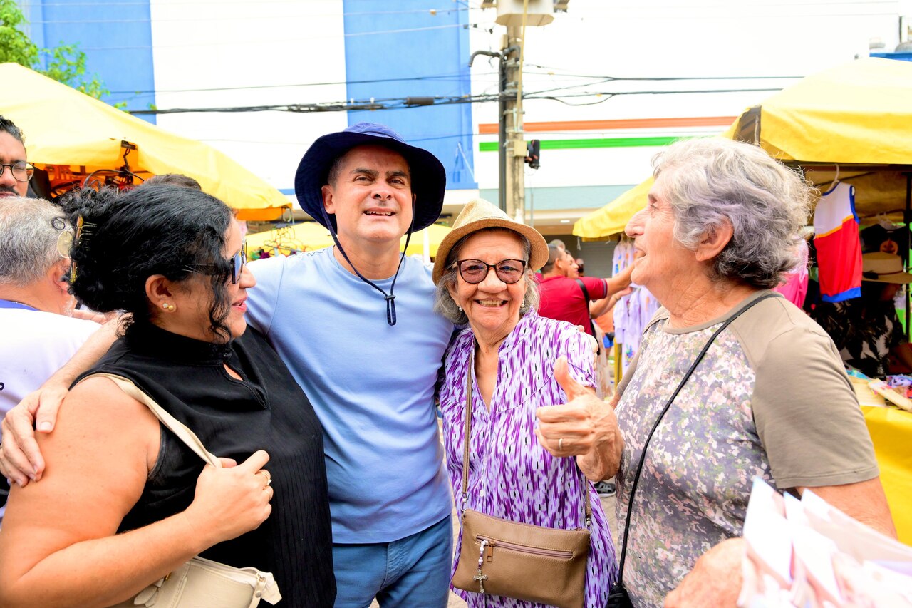 David Almeida recebe apoio da população durante visita à tradicional feira da Eduardo Ribeiro