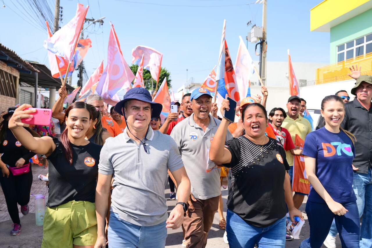 David Almeida é aclamado por moradores do bairro Santa Etelvina durante caminhada