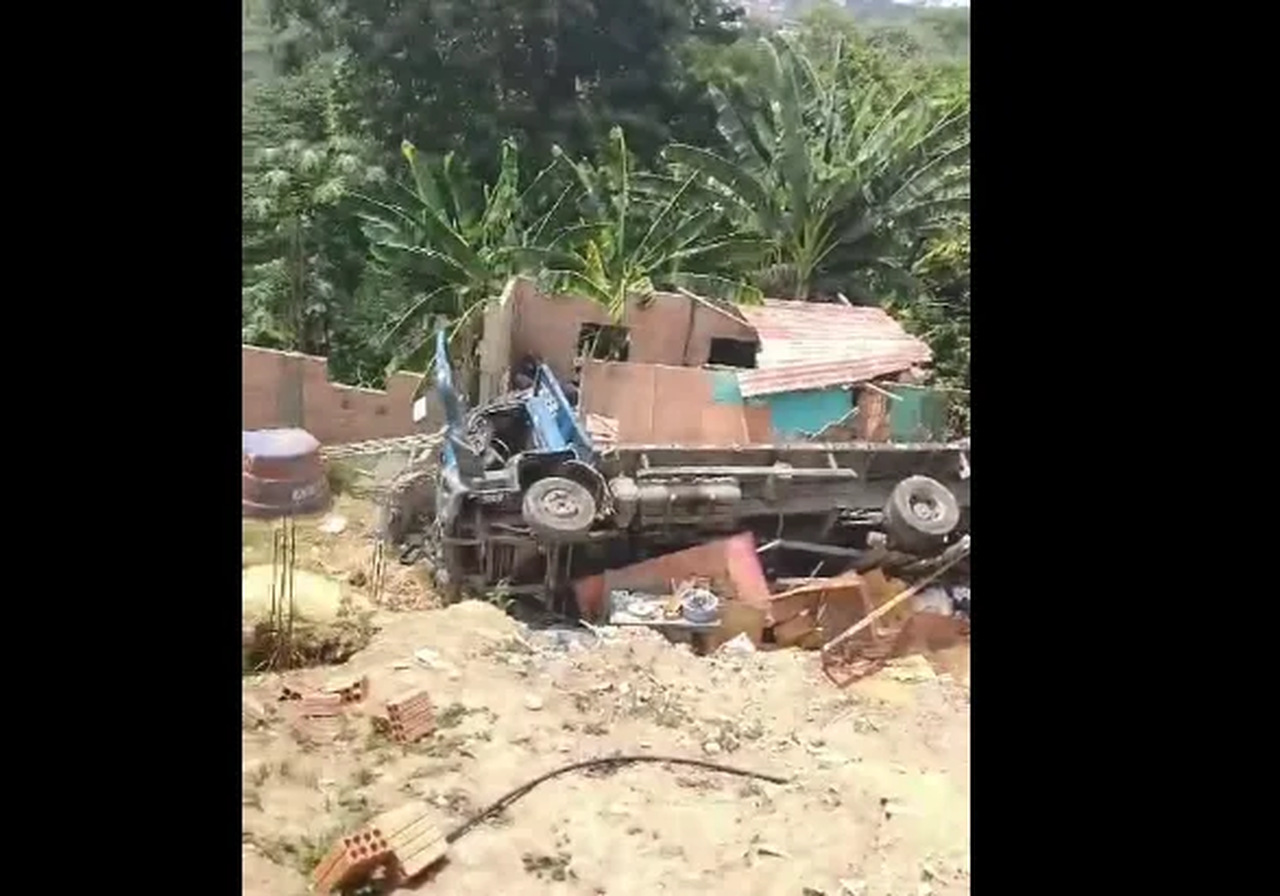 Caminhão desgovernado destrói casa no Mauazinho, em Manaus