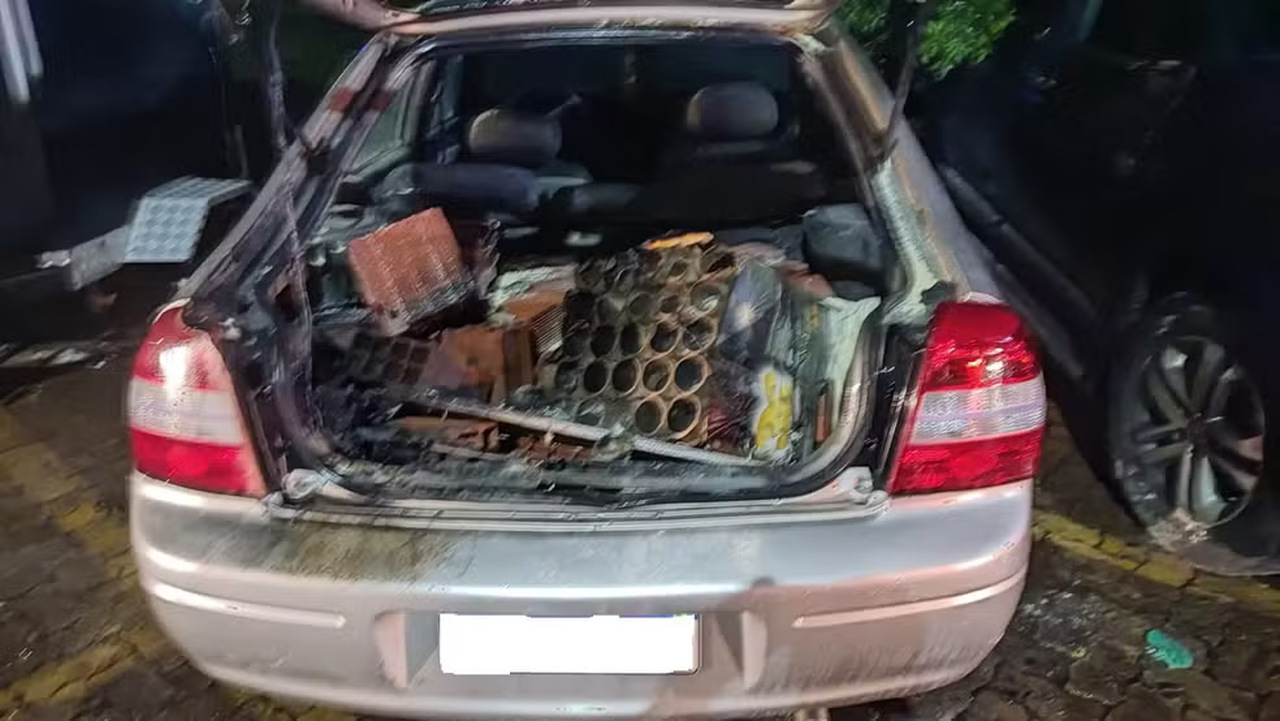 Imagens mostram porta-malas de carro destruído perto da Câmara; vídeo flagra explosões e fumaça