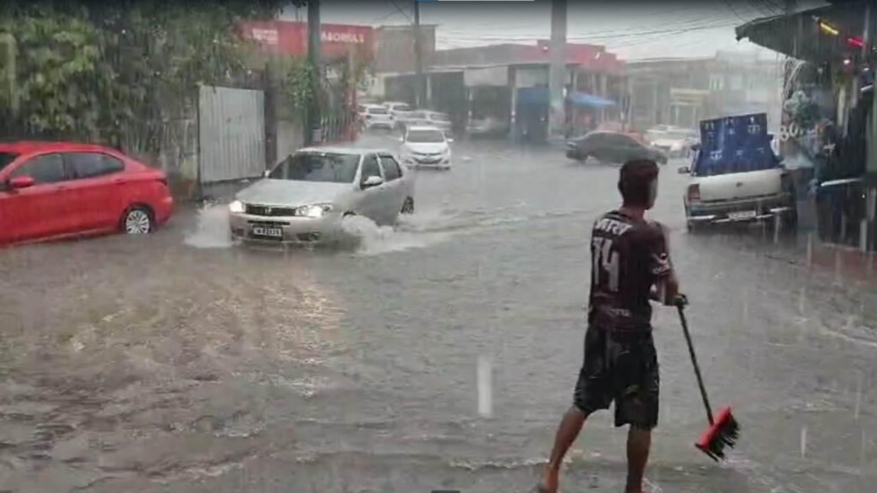 Chuva forte causa alagamentos em ruas de Manaus