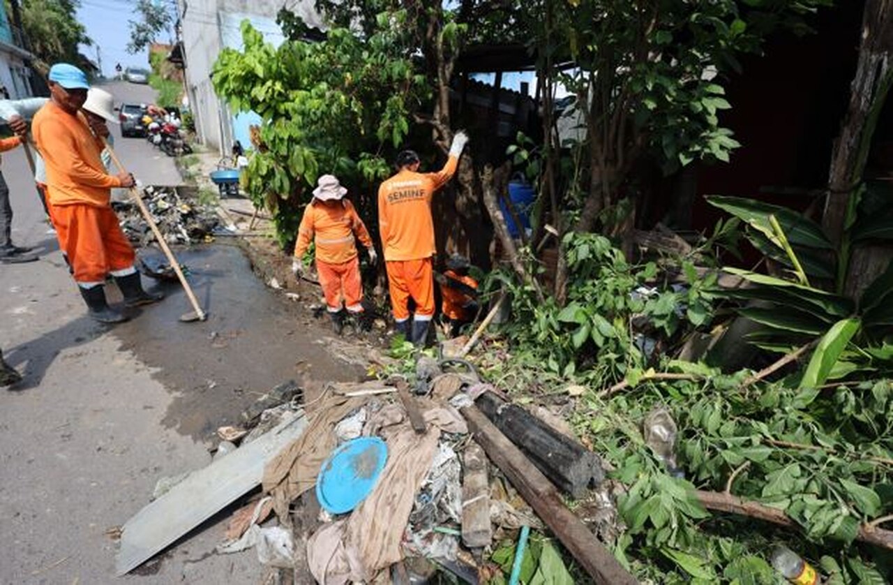 Igarapé da rua Bagé recebe ação de limpeza no bairro Redenção