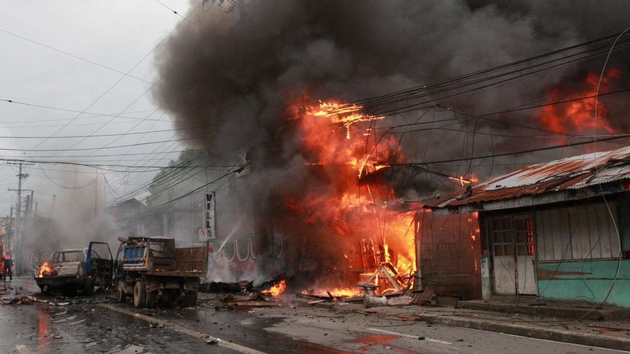 Incêndio destrói milhares de barracos na maior favela das Filipinas