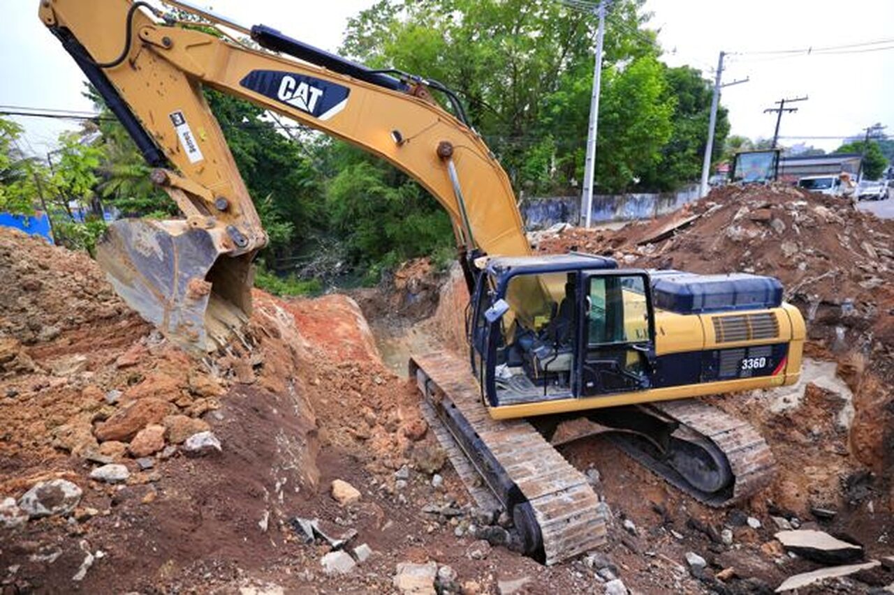 Segundo dia de obras na Mário Ypiranga: escavação avança e novas aduelas são instaladas