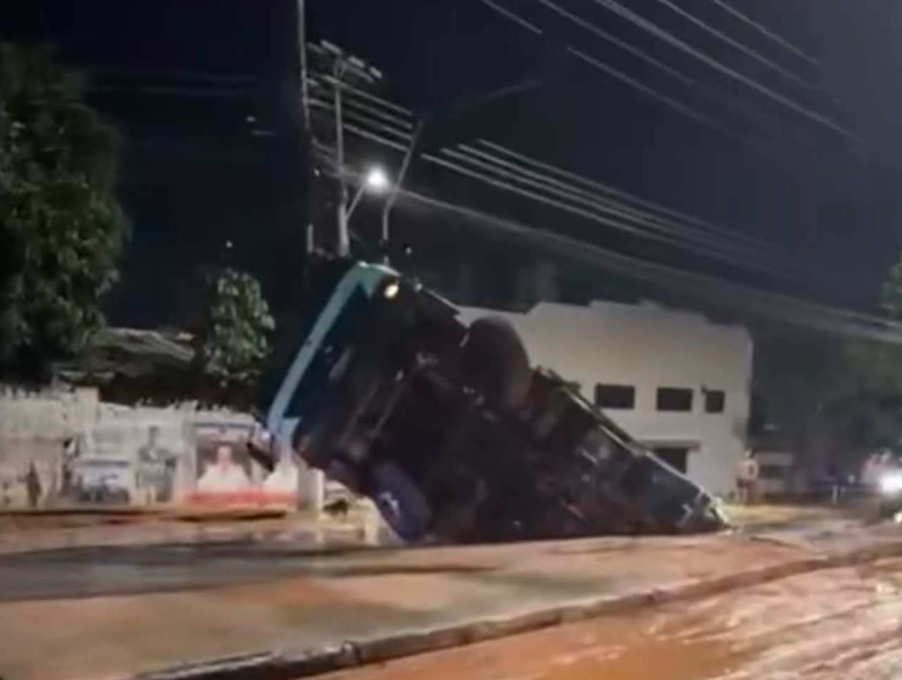 caminhão de lixo é ‘engolido’ por cratera em avenida de Manaus