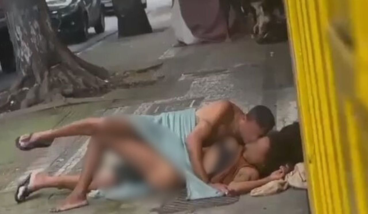 Em plena luz do dia, casal é flagrado em momento íntimo