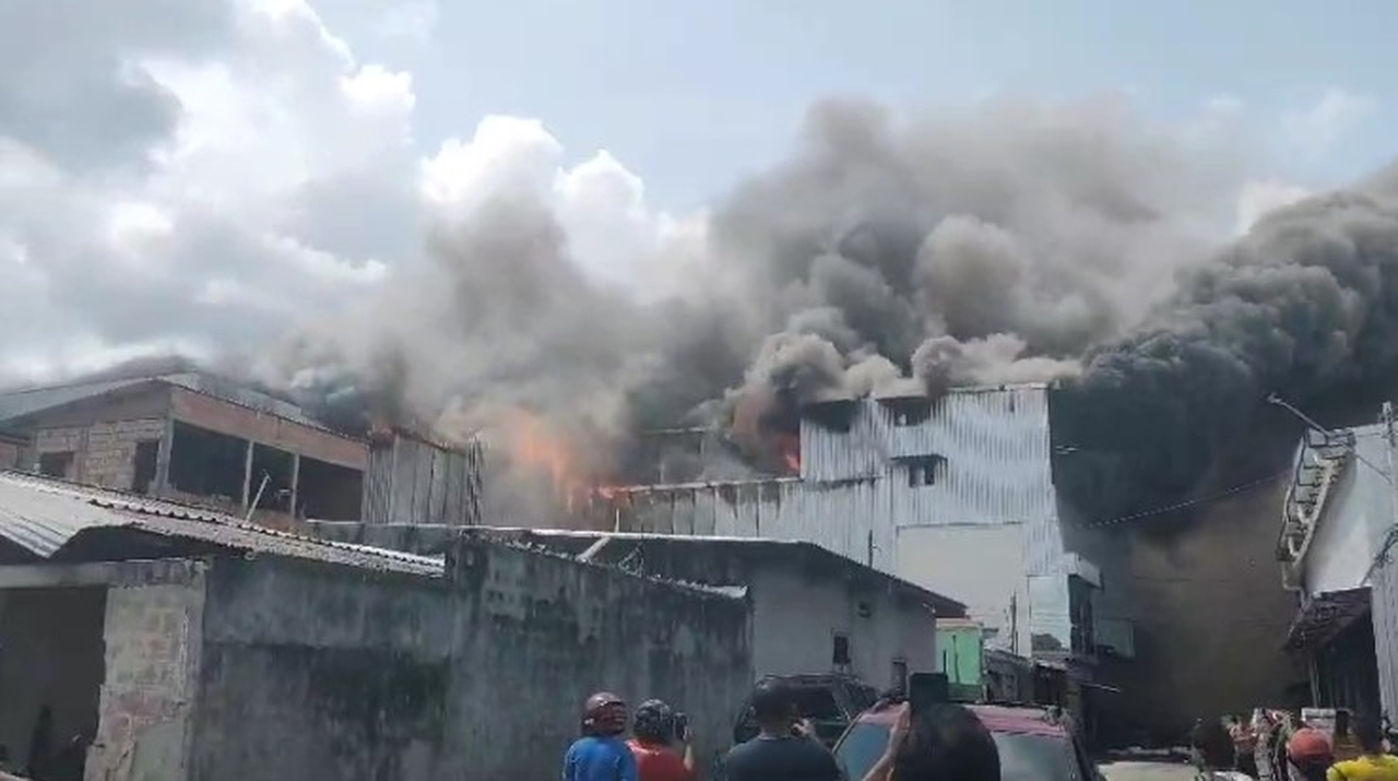 Incêndio de grandes proporções atinge distribuidora na Zona Leste de Manaus