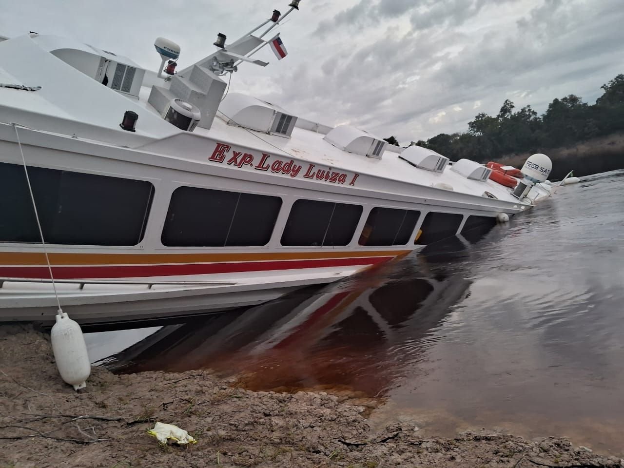 Lancha com passageiros colide em barranco no AM