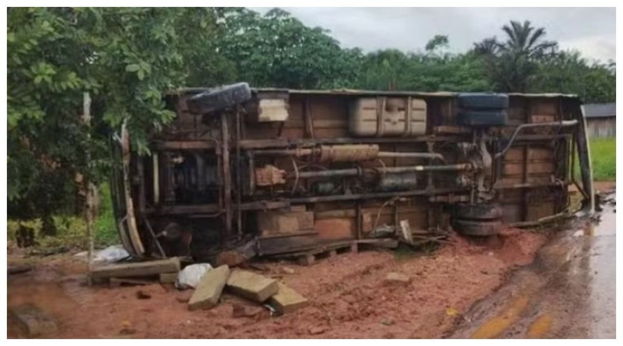 Foto: Divulgação Ônibus tomba após colisão com moto e deixa quatro feridos no Amazonas