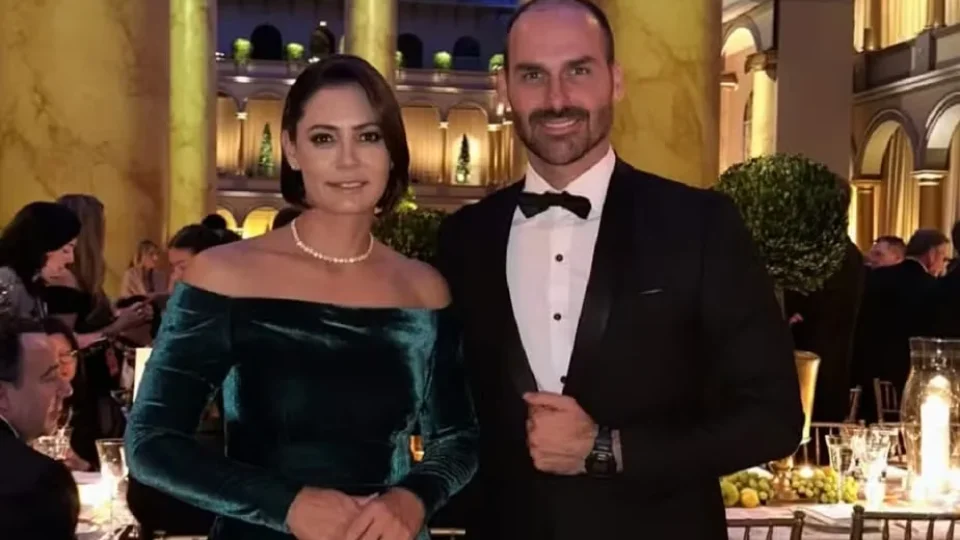 Michelle e Eduardo Bolsonaro durante evento em Washington, na noite anterior à posse de Donald Trump.
Foto: @bolsonarosp via Instagram Barrados, Eduardo e Michelle não acompanham posse de Trump no Capitólio