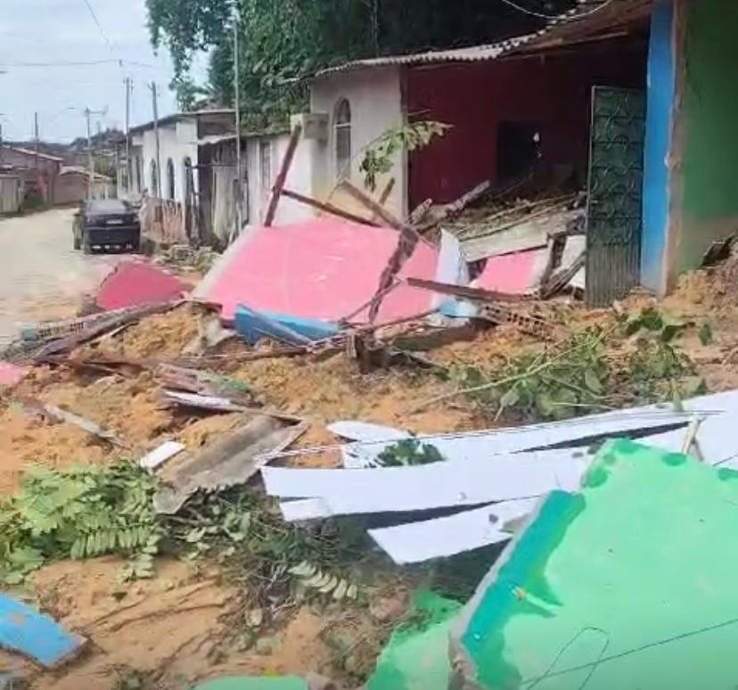 Casas desabam e moradores ficam desabrigados em Manaus