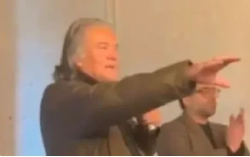 Apoiador de Trump, Steve Bannon faz gesto nazista em evento com Eduardo Bolsonaro