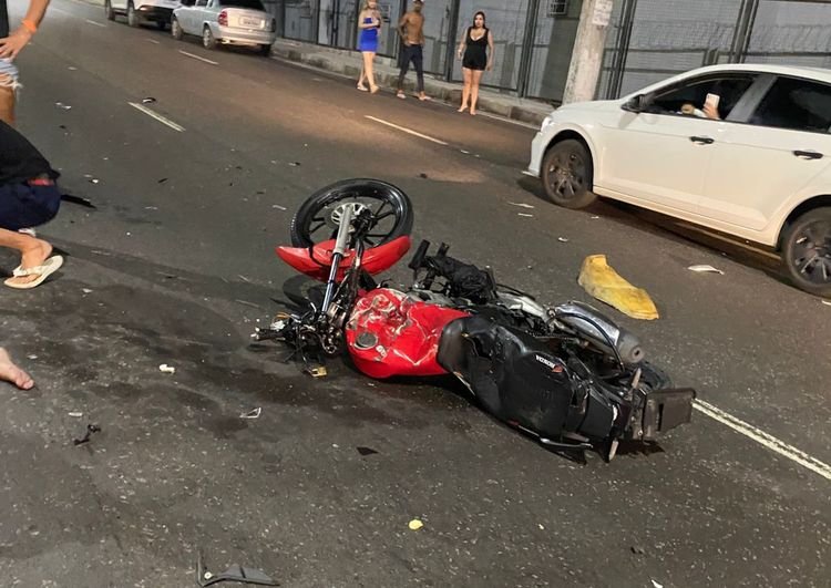 Jovem morre após perder controle de moto, invadir contramão e colidir com carro em Manaus