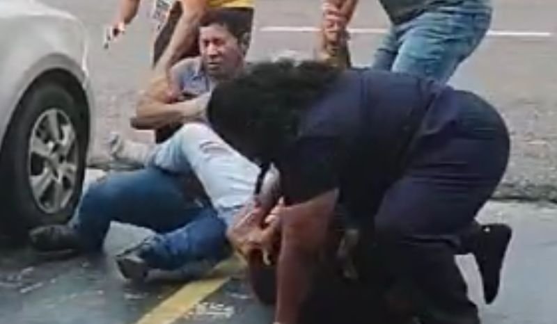 VÍDEO: Homens trocam socos em frente a funerária após ofensas de ‘corno’ em Manaus