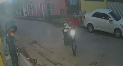 VÍDEO: assaltante aborda casal e faz ameaças com arma em Manaus; VEJA