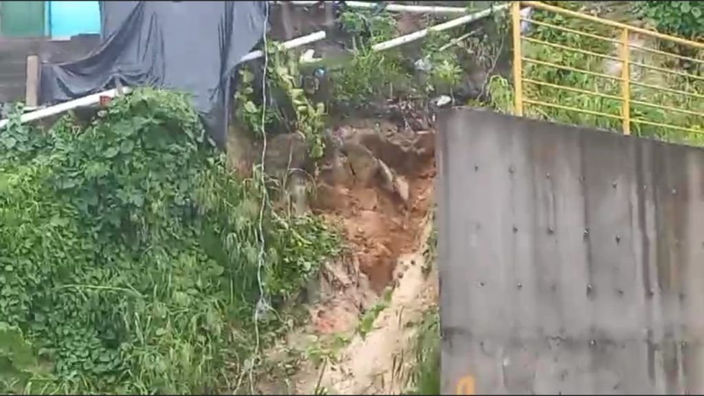 VÍDEO: moradores registram deslizamento de barranco em Manaus