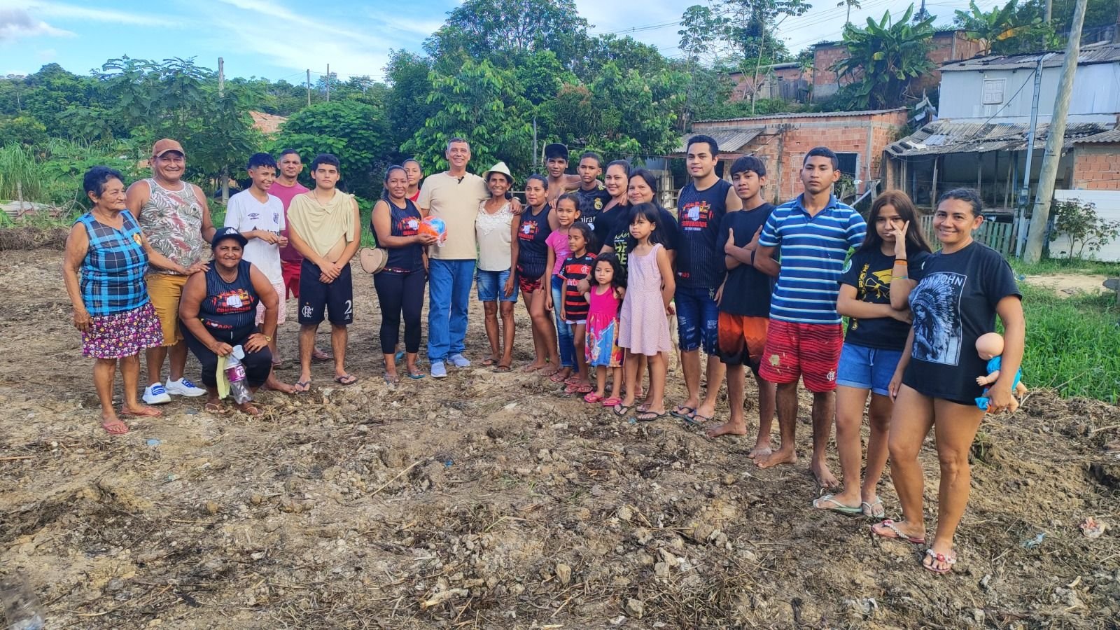 Vereador Carlos Pai Amado ajuda comunidade João Paulo 2 com limpeza de área para construção de campo de barro