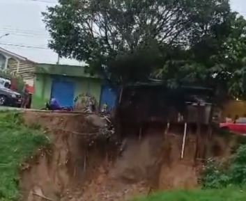 Barranco desmorona, leva casa e árvore, e assusta população em Borba; VEJA