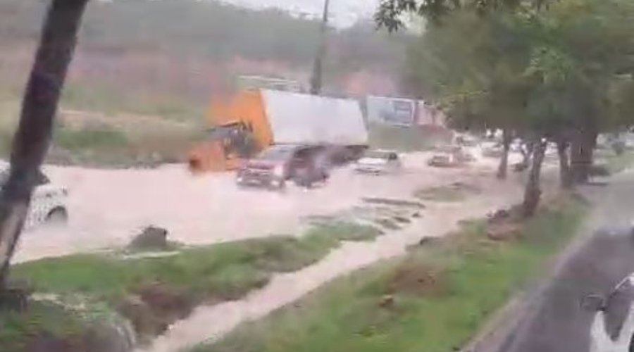 Caminhão tomba durante forte chuva em avenida de Manaus