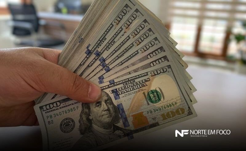 Dólar cai pela 11ª vez e tem maior sequência de quedas em 20 anos