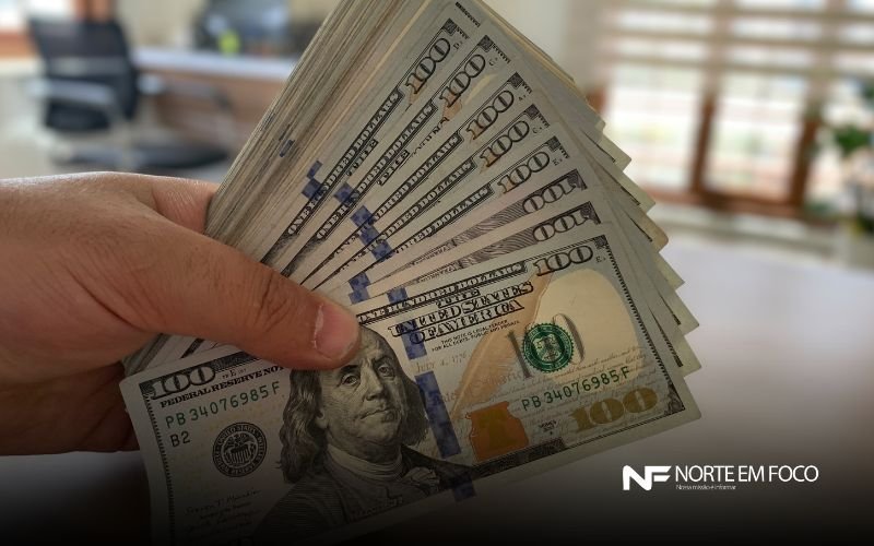 Dólar cai pela 11ª vez e tem maior sequência de quedas em 20 anos