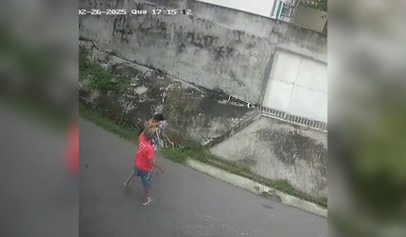 VÍDEO: imagens mostram quando  dá tesouradas em mulher em Manaus