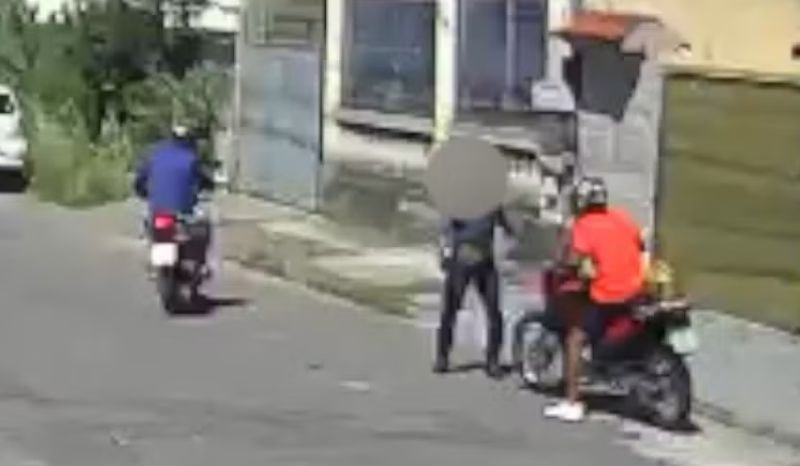 VÍDEO: vítima reage a roubo e irmãos são agredidos antes de serem presos VÍDEO: vítima reage a roubo e irmãos são agredidos antes de serem presos