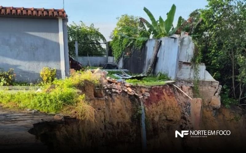 Barranco desliza e ‘engole’ parte de casa na Zona Norte de Manaus; vídeo mostra momento do acidente