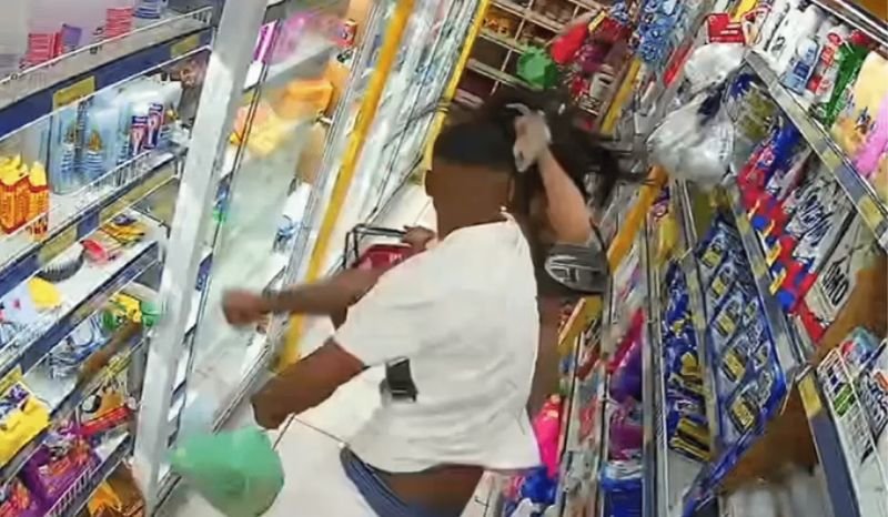 Imagens fortes: homem espanca mulher dentro de mercado