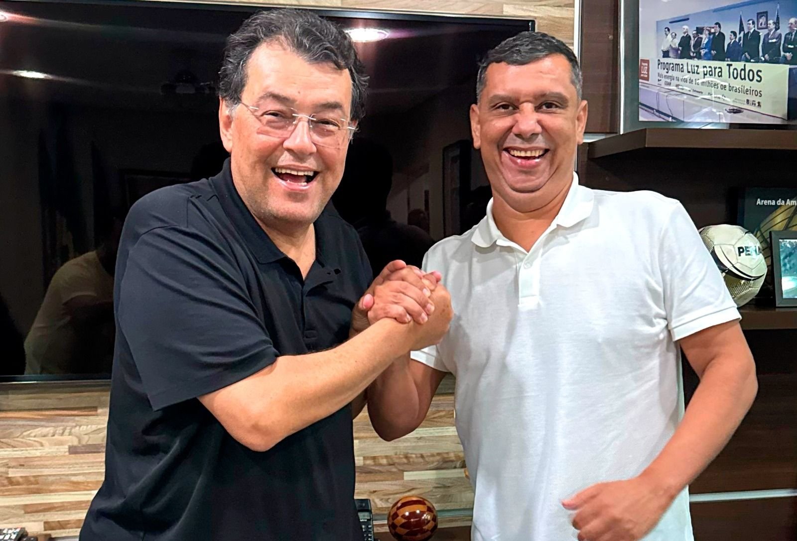 Foto: Assessoria Em reunião com o senador Eduardo Braga, Carlos Pai Amado articula moradias e melhorias para as comunidades