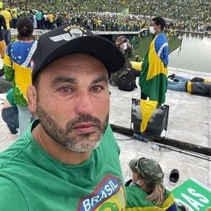 Léo Índio, sobrinho de Bolsonaro em atos golpistas
Imagem: reprodução redes sociais Léo Índio, sobrinho de Bolsonaro, foge para a Argentina e reclama de demora para anistia