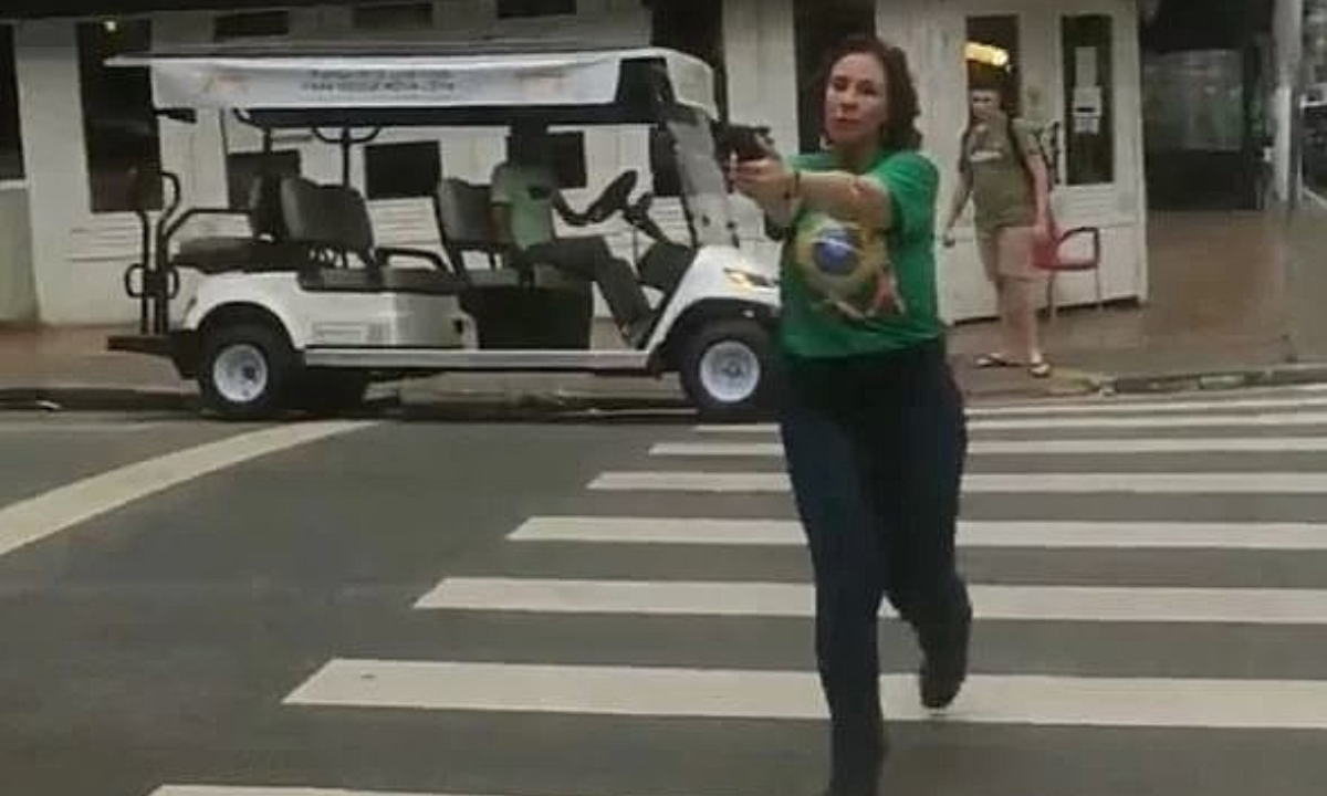 Carla Zambelli apontou uma arma no meio da rua contra um apoiador de Lula, durante as eleições de 2022 Carla Zambelli presa: Toffoli adianta voto e STF forma maioria para condenar bolsonarista