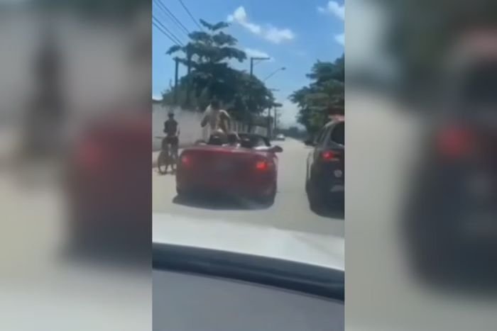 VÍDEO: mulher em carro conversível rebola e exibe peitos para viatura; VEJA VÍDEO: mulher em carro conversível rebola e exibe peitos para viatura; VEJA