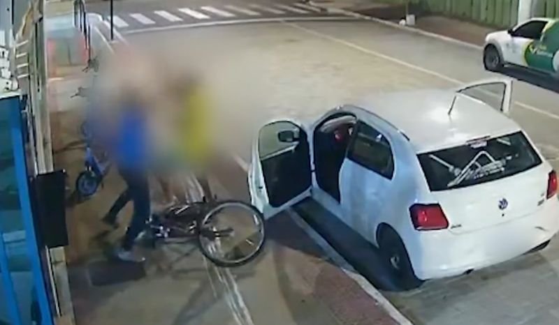 VÍDEO: criminoso com arma falsa leva surra ao tentar assaltar casal