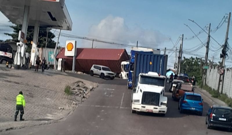 VÍDEOS: contêiner tomba em curva conhecida por acidentes com carretas