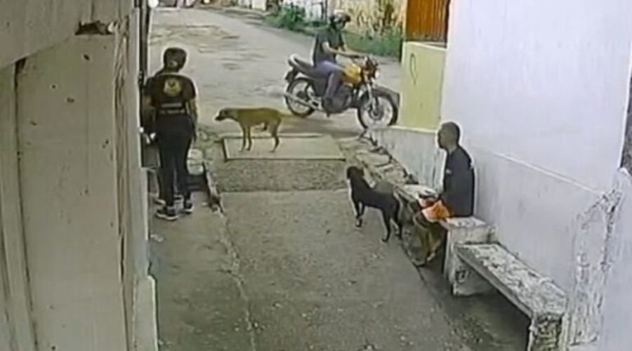 Criminoso assalta mulher que levava filha para a escola em Manaus