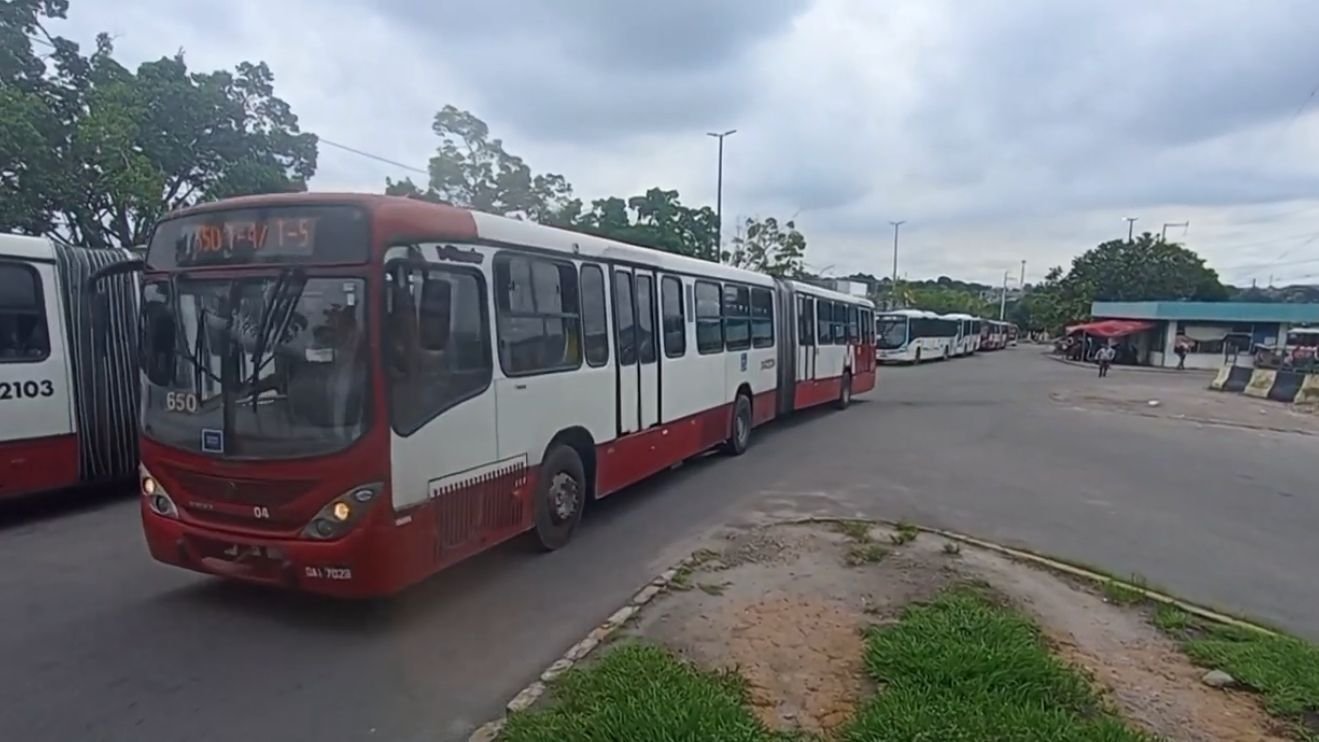 Greve dos rodoviários compromete circulação de ônibus em Manaus e afeta milhares de passageiros Rodoviários fazem greve e paralisam parte da frota de ônibus em Manaus