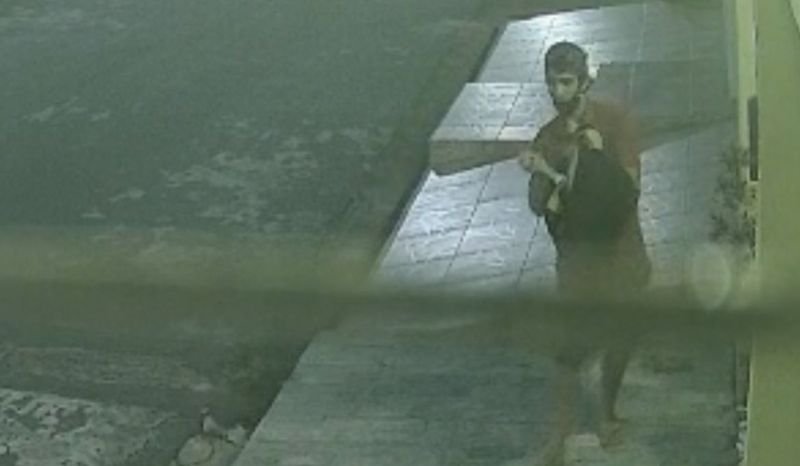 VÍDEOS: ladrão invade casa e furta celulares enquanto morador dorme