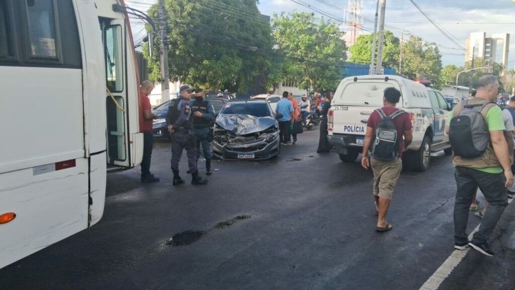 Colisão entre micro-ônibus e carro deixa cinco feridos, na André Araújo
