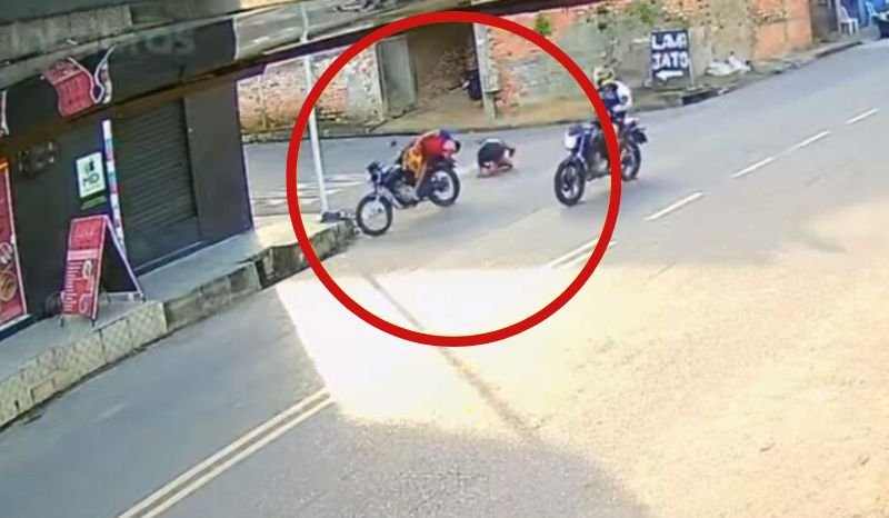 Câmera flagra pai e filho sendo executados por pistoleiro em Manaus Câmera flagra pai e filho sendo executados por pistoleiro em Manaus