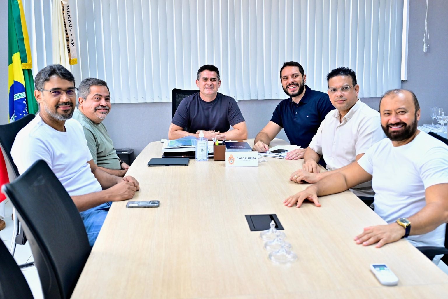 Prefeito de Manaus, David Almeida, reunido com os titulares da Semed, Semad, Semef e Casa Civil, durante anúncio da força-tarefa para regularização de 10 mil progressões na rede municipal de ensino / Fotos – Dhyeizo Lemos/Semcom Prefeito David Almeida anuncia força-tarefa para regularizar 10 mil progressões na rede municipal de ensino