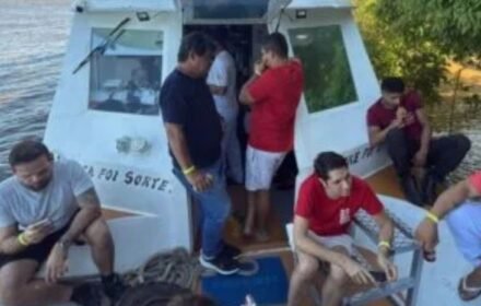 VÍDEO: lancha fica à deriva no rio após sair de Parintins com destino a Manaus
